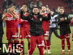 12.01.2025, Fussball 1. Bundesliga 2024/2025, 16. Spieltag, FC Augsburg - VfB Stuttgart, in der WWK-Arena Augsburg, Schlussjubel der Stuttgarter nach dem Sieg. Torschtze Deniz Undav (mitte, Stuttgart) wird von den Fans und der Mannschaft gefeiert. 