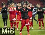 12.01.2025, Fussball 1. Bundesliga 2024/2025, 16. Spieltag, FC Augsburg - VfB Stuttgart, in der WWK-Arena Augsburg, Schlussjubel der Stuttgarter nach dem Sieg. Torschtze Deniz Undav (mitte, Stuttgart) wird von den Fans und der Mannschaft gefeiert. 