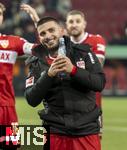 12.01.2025, Fussball 1. Bundesliga 2024/2025, 16. Spieltag, FC Augsburg - VfB Stuttgart, in der WWK-Arena Augsburg, Schlussjubel der Stuttgarter nach dem Sieg. Torschtze Deniz Undav (Stuttgart) wird von den Fans und der Mannschaft gefeiert. 