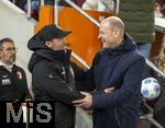 12.01.2025, Fussball 1. Bundesliga 2024/2025, 16. Spieltag, FC Augsburg - VfB Stuttgart, in der WWK-Arena Augsburg, v.li: Trainer Sebastian Hoene (Stuttgart) shakehands mit Trainer Jess Thorup (FC Augsburg) 