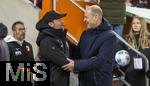 12.01.2025, Fussball 1. Bundesliga 2024/2025, 16. Spieltag, FC Augsburg - VfB Stuttgart, in der WWK-Arena Augsburg, v.li: Trainer Sebastian Hoene (Stuttgart) shakehands mit Trainer Jess Thorup (FC Augsburg) 