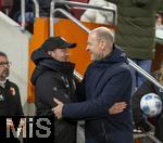 12.01.2025, Fussball 1. Bundesliga 2024/2025, 16. Spieltag, FC Augsburg - VfB Stuttgart, in der WWK-Arena Augsburg, v.li: Trainer Sebastian Hoene (Stuttgart) shakehands mit Trainer Jess Thorup (FC Augsburg) 