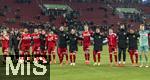 12.01.2025, Fussball 1. Bundesliga 2024/2025, 16. Spieltag, FC Augsburg - VfB Stuttgart, in der WWK-Arena Augsburg, Schlussjubel der Stuttgarter nach dem Sieg. Yannik Keitel (Stuttgart), Josha Vagnoman (Stuttgart), Jeff Chabot (Stuttgart), Nick Woltemade (Stuttgart), Anthony Rouault (Stuttgart), Fabian Rieder (Stuttgart), Maximilian Mittelstdt (Stuttgart), Enzo Millot (Stuttgart), Torwart Alexander Nbel (Stuttgart), Jacob Bruun Larsen (Stuttgart) 