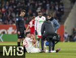 12.01.2025, Fussball 1. Bundesliga 2024/2025, 16. Spieltag, FC Augsburg - VfB Stuttgart, in der WWK-Arena Augsburg, Maximilian Bauer (FC Augsburg) mit Schwindelgefhlen am Boden.