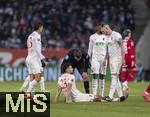 12.01.2025, Fussball 1. Bundesliga 2024/2025, 16. Spieltag, FC Augsburg - VfB Stuttgart, in der WWK-Arena Augsburg, Maximilian Bauer (FC Augsburg) mit Schwindelgefhlen am Boden.