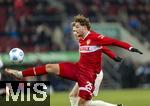 12.01.2025, Fussball 1. Bundesliga 2024/2025, 16. Spieltag, FC Augsburg - VfB Stuttgart, in der WWK-Arena Augsburg,  Jacob Bruun Larsen (Stuttgart) mit gestrecktem Fuss zum Ball 