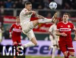 12.01.2025, Fussball 1. Bundesliga 2024/2025, 16. Spieltag, FC Augsburg - VfB Stuttgart, in der WWK-Arena Augsburg,  Jeffrey Gouweleeuw (FC Augsburg) springt zum Ball hoch.