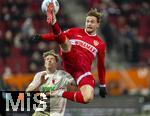 12.01.2025, Fussball 1. Bundesliga 2024/2025, 16. Spieltag, FC Augsburg - VfB Stuttgart, in der WWK-Arena Augsburg, re: Jacob Bruun Larsen (Stuttgart) spektakulr mit gestrecktem Fuss zum Ball gegen Kristjan Jakic (FC Augsburg)