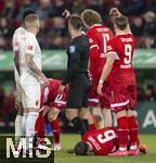 12.01.2025, Fussball 1. Bundesliga 2024/2025, 16. Spieltag, FC Augsburg - VfB Stuttgart, in der WWK-Arena Augsburg, Angelo Stiller (Stuttgart) verletzt am Boden, alle rufen nach dem Arzt.