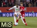 12.01.2025, Fussball 1. Bundesliga 2024/2025, 16. Spieltag, FC Augsburg - VfB Stuttgart, in der WWK-Arena Augsburg,  v.li:  Frank Ogochukwu Onyeka (Augsburg) gegen Anthony Rouault (Stuttgart) 