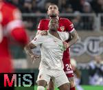 12.01.2025, Fussball 1. Bundesliga 2024/2025, 16. Spieltag, FC Augsburg - VfB Stuttgart, in der WWK-Arena Augsburg,  Samuel Emmanuel Essende Mbongu (FC Augsburg) gegen Jeff Chabot (Stuttgart) 