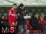 12.01.2025, Fussball 1. Bundesliga 2024/2025, 16. Spieltag, FC Augsburg - VfB Stuttgart, in der WWK-Arena Augsburg,  li: Deniz Undav (Stuttgart) bekommt taktische Anweisungen vor seiner Einwechslung 