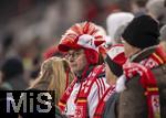 12.01.2025, Fussball 1. Bundesliga 2024/2025, 16. Spieltag, FC Augsburg - VfB Stuttgart, in der WWK-Arena Augsburg,  Stuttgarter Fans mit skurriler Wintermtze in den Vereinsfarben 