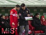 12.01.2025, Fussball 1. Bundesliga 2024/2025, 16. Spieltag, FC Augsburg - VfB Stuttgart, in der WWK-Arena Augsburg,  li: Deniz Undav (Stuttgart) bekommt taktische Anweisungen vor seiner Einwechslung 