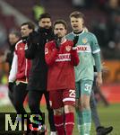 12.01.2025, Fussball 1. Bundesliga 2024/2025, 16. Spieltag, FC Augsburg - VfB Stuttgart, in der WWK-Arena Augsburg,  Jacob Bruun Larsen (Stuttgart) und Torwart Alexander Nbel (Stuttgart) nach dem Spiel 