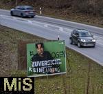 13.01.2024,  Die Deutsche Bundestagswahl am 23.2.2025 wirft ihre Schatten voraus,  Wahlplakate sumen die Strassen in Bad Wrishofen im Unterallgu, hier ein Plakat der Grnen mit Kanzlerkandidat Robert Habeck. Unbekannte haben das Plakat beschmiert und den Partei-Slogan ZUVERSICHT bermalt um ZU VERLOGEN KEINE AHNUNG daraus zu machen. 