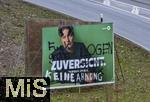 13.01.2024,  Die Deutsche Bundestagswahl am 23.2.2025 wirft ihre Schatten voraus,  Wahlplakate sumen die Strassen in Bad Wrishofen im Unterallgu, hier ein Plakat der Grnen mit Kanzlerkandidat Robert Habeck. Unbekannte haben das Plakat beschmiert und den Partei-Slogan ZUVERSICHT bermalt um ZU VERLOGEN KEINE AHNUNG daraus zu machen. 