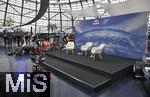 14.01.2025, Fussball, Pressekonferenz bei Red Bull in Salzburg, Jrgen Klopp (Global Head of Soccer bei Red Bull) stellt sich erstmals den Medien, im Hangar 7 am Salzburger Airport. Die Sthle fr die Pressekonferenz stehen bereit,