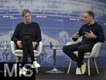 14.01.2025, Fussball, Pressekonferenz bei Red Bull in Salzburg, Jrgen Klopp (Global Head of Soccer bei Red Bull) stellt sich erstmals den Medien, im Hangar 7 am Salzburger Airport. v.l. Head of Soccer Jrgen Klopp (Red Bull) und Geschftsfhrer und Vorstandsvorsitzende Oliver Mintzlaff (RB Leipzig) 