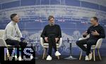 14.01.2025, Fussball, Pressekonferenz bei Red Bull in Salzburg, Jrgen Klopp (Global Head of Soccer bei Red Bull) stellt sich erstmals den Medien, im Hangar 7 am Salzburger Airport. v.l. Head of Soccer Jrgen Klopp (Red Bull) und Geschftsfhrer und Vorstandsvorsitzende Oliver Mintzlaff (RB Leipzig) 