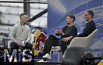 14.01.2025, Fussball, Pressekonferenz bei Red Bull in Salzburg, Jrgen Klopp (Global Head of Soccer bei Red Bull) stellt sich erstmals den Medien, im Hangar 7 am Salzburger Airport. v.l. x, Head of Soccer Jrgen Klopp (Red Bull) und Geschftsfhrer und Vorstandsvorsitzende Oliver Mintzlaff (RB Leipzig) 