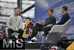 14.01.2025, Fussball, Pressekonferenz bei Red Bull in Salzburg, Jrgen Klopp (Global Head of Soccer bei Red Bull) stellt sich erstmals den Medien, im Hangar 7 am Salzburger Airport. v.l. x, Head of Soccer Jrgen Klopp (Red Bull) und Geschftsfhrer und Vorstandsvorsitzende Oliver Mintzlaff (RB Leipzig) 