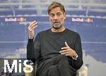 14.01.2025, Fussball, Pressekonferenz bei Red Bull in Salzburg, Jrgen Klopp (Global Head of Soccer bei Red Bull) stellt sich erstmals den Medien, im Hangar 7 am Salzburger Airport. Head of Soccer Jrgen Klopp (Red Bull) gestikuliert