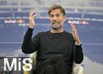 14.01.2025, Fussball, Pressekonferenz bei Red Bull in Salzburg, Jrgen Klopp (Global Head of Soccer bei Red Bull) stellt sich erstmals den Medien, im Hangar 7 am Salzburger Airport. Head of Soccer Jrgen Klopp (Red Bull) gestikuliert