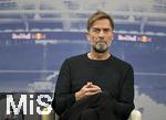 14.01.2025, Fussball, Pressekonferenz bei Red Bull in Salzburg, Jrgen Klopp (Global Head of Soccer bei Red Bull) stellt sich erstmals den Medien, im Hangar 7 am Salzburger Airport. Head of Soccer Jrgen Klopp (Red Bull) nachdenklich.