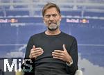 14.01.2025, Fussball, Pressekonferenz bei Red Bull in Salzburg, Jrgen Klopp (Global Head of Soccer bei Red Bull) stellt sich erstmals den Medien, im Hangar 7 am Salzburger Airport. Head of Soccer Jrgen Klopp (Red Bull) gestikuliert,