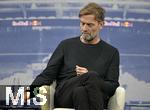 14.01.2025, Fussball, Pressekonferenz bei Red Bull in Salzburg, Jrgen Klopp (Global Head of Soccer bei Red Bull) stellt sich erstmals den Medien, im Hangar 7 am Salzburger Airport. Head of Soccer Jrgen Klopp (Red Bull) mit einer Red Bull Dose