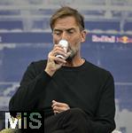 14.01.2025, Fussball, Pressekonferenz bei Red Bull in Salzburg, Jrgen Klopp (Global Head of Soccer bei Red Bull) stellt sich erstmals den Medien, im Hangar 7 am Salzburger Airport. Head of Soccer Jrgen Klopp (Red Bull) trinkt aus  einer Red Bull Dose