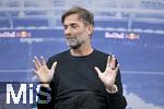 14.01.2025, Fussball, Pressekonferenz bei Red Bull in Salzburg, Jrgen Klopp (Global Head of Soccer bei Red Bull) stellt sich erstmals den Medien, im Hangar 7 am Salzburger Airport. Head of Soccer Jrgen Klopp (Red Bull) gestikuliert,