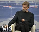 14.01.2025, Fussball, Pressekonferenz bei Red Bull in Salzburg, Jrgen Klopp (Global Head of Soccer bei Red Bull) stellt sich erstmals den Medien, im Hangar 7 am Salzburger Airport. Head of Soccer Jrgen Klopp (Red Bull) mit Red Bull Dose