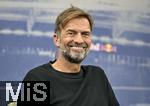 14.01.2025, Fussball, Pressekonferenz bei Red Bull in Salzburg, Jrgen Klopp (Global Head of Soccer bei Red Bull) stellt sich erstmals den Medien, im Hangar 7 am Salzburger Airport. Head of Soccer Jrgen Klopp (Red Bull) lacht.