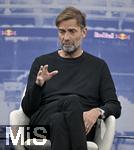 14.01.2025, Fussball, Pressekonferenz bei Red Bull in Salzburg, Jrgen Klopp (Global Head of Soccer bei Red Bull) stellt sich erstmals den Medien, im Hangar 7 am Salzburger Airport. Head of Soccer Jrgen Klopp (Red Bull) gestikuliert,