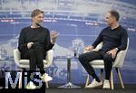 14.01.2025, Fussball, Pressekonferenz bei Red Bull in Salzburg, Jrgen Klopp (Global Head of Soccer bei Red Bull) stellt sich erstmals den Medien, im Hangar 7 am Salzburger Airport. v.l. Head of Soccer Jrgen Klopp (Red Bull) und Geschftsfhrer und Vorstandsvorsitzende Oliver Mintzlaff (RB Leipzig) 