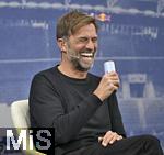 14.01.2025, Fussball, Pressekonferenz bei Red Bull in Salzburg, Jrgen Klopp (Global Head of Soccer bei Red Bull) stellt sich erstmals den Medien, im Hangar 7 am Salzburger Airport. Head of Soccer Jrgen Klopp (Red Bull) frhlich mit einer Red Bull Dose