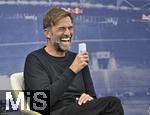 14.01.2025, Fussball, Pressekonferenz bei Red Bull in Salzburg, Jrgen Klopp (Global Head of Soccer bei Red Bull) stellt sich erstmals den Medien, im Hangar 7 am Salzburger Airport. Head of Soccer Jrgen Klopp (Red Bull) frhlich mit einer Red Bull Dose