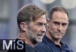 14.01.2025, Fussball, Pressekonferenz bei Red Bull in Salzburg, Jrgen Klopp (Global Head of Soccer bei Red Bull) stellt sich erstmals den Medien, im Hangar 7 am Salzburger Airport. v.l. Head of Soccer Jrgen Klopp (Red Bull) und Geschftsfhrer und Vorstandsvorsitzende Oliver Mintzlaff (RB Leipzig) 