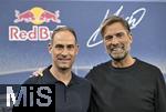 14.01.2025, Fussball, Pressekonferenz bei Red Bull in Salzburg, Jrgen Klopp (Global Head of Soccer bei Red Bull) stellt sich erstmals den Medien, im Hangar 7 am Salzburger Airport. v.l. Geschftsfhrer und Vorstandsvorsitzende Oliver Mintzlaff (RB Leipzig) und Head of Soccer Jrgen Klopp (Red Bull) 