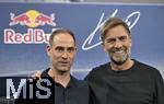 14.01.2025, Fussball, Pressekonferenz bei Red Bull in Salzburg, Jrgen Klopp (Global Head of Soccer bei Red Bull) stellt sich erstmals den Medien, im Hangar 7 am Salzburger Airport. v.l. Geschftsfhrer und Vorstandsvorsitzende Oliver Mintzlaff (RB Leipzig) und Head of Soccer Jrgen Klopp (Red Bull) 