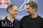 14.01.2025, Fussball, Pressekonferenz bei Red Bull in Salzburg, Jrgen Klopp (Global Head of Soccer bei Red Bull) stellt sich erstmals den Medien, im Hangar 7 am Salzburger Airport. v.l. Geschftsfhrer und Vorstandsvorsitzende Oliver Mintzlaff (RB Leipzig) und Head of Soccer Jrgen Klopp (Red Bull) 