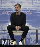 14.01.2025, Fussball, Pressekonferenz bei Red Bull in Salzburg, Jrgen Klopp (Global Head of Soccer bei Red Bull) stellt sich erstmals den Medien, im Hangar 7 am Salzburger Airport. Head of Soccer Jrgen Klopp (Red Bull) 