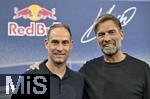 14.01.2025, Fussball, Pressekonferenz bei Red Bull in Salzburg, Jrgen Klopp (Global Head of Soccer bei Red Bull) stellt sich erstmals den Medien, im Hangar 7 am Salzburger Airport. v.l. Geschftsfhrer und Vorstandsvorsitzende Oliver Mintzlaff (RB Leipzig) und Head of Soccer Jrgen Klopp (Red Bull) 