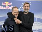 14.01.2025, Fussball, Pressekonferenz bei Red Bull in Salzburg, Jrgen Klopp (Global Head of Soccer bei Red Bull) stellt sich erstmals den Medien, im Hangar 7 am Salzburger Airport. v.l. Geschftsfhrer und Vorstandsvorsitzende Oliver Mintzlaff (RB Leipzig) und Head of Soccer Jrgen Klopp (Red Bull) 