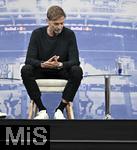 14.01.2025, Fussball, Pressekonferenz bei Red Bull in Salzburg, Jrgen Klopp (Global Head of Soccer bei Red Bull) stellt sich erstmals den Medien, im Hangar 7 am Salzburger Airport. Head of Soccer Jrgen Klopp (Red Bull) 