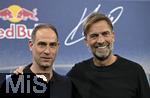 14.01.2025, Fussball, Pressekonferenz bei Red Bull in Salzburg, Jrgen Klopp (Global Head of Soccer bei Red Bull) stellt sich erstmals den Medien, im Hangar 7 am Salzburger Airport. v.l. Geschftsfhrer und Vorstandsvorsitzende Oliver Mintzlaff (RB Leipzig) und Head of Soccer Jrgen Klopp (Red Bull) 