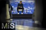 14.01.2025, Fussball, Pressekonferenz bei Red Bull in Salzburg, Jrgen Klopp (Global Head of Soccer bei Red Bull) stellt sich erstmals den Medien, im Hangar 7 am Salzburger Airport.  Jrgen Klopp nachdenklich auf seinem Sessel bei der PK.