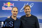 14.01.2025, Fussball, Pressekonferenz bei Red Bull in Salzburg, Jrgen Klopp (Global Head of Soccer bei Red Bull) stellt sich erstmals den Medien, im Hangar 7 am Salzburger Airport. v.li: Oliver Mintzlaff (Geschftsfhrer der Red Bull GmbH), Jrgen Klopp.